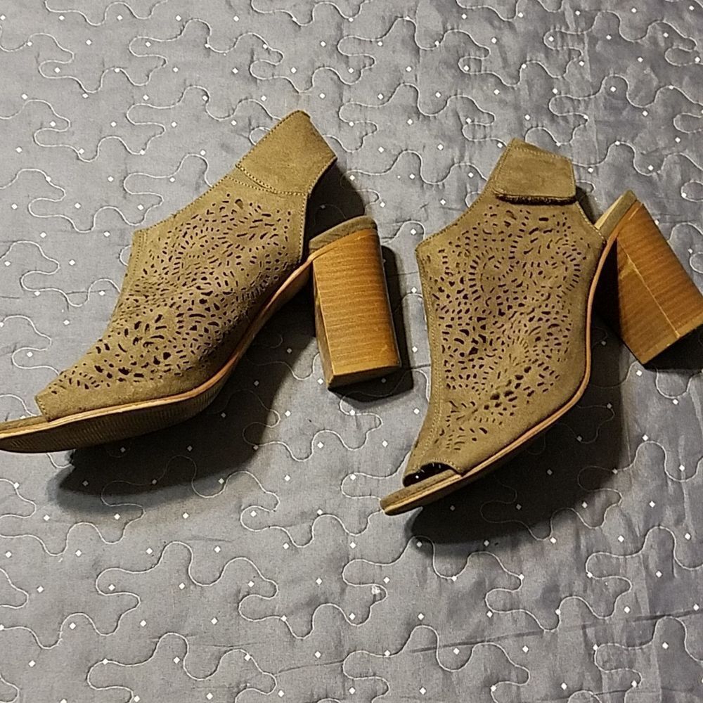 Hot Tomato peep toe ankle heeled booties size 9.5